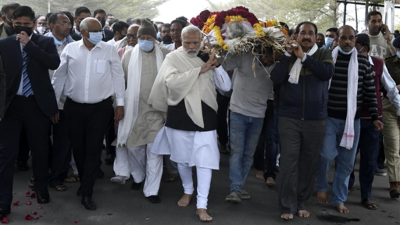 Prime Minister Narendra Modi carries mortal remains of his mother Heeraben Modi, who passed away in Gandhinagar, Friday Pic/PTI